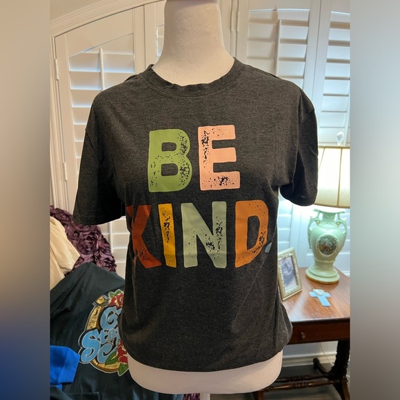 BE KIND T-shirt  ❤️RESTOCK❤️ - Picture 2 of 3